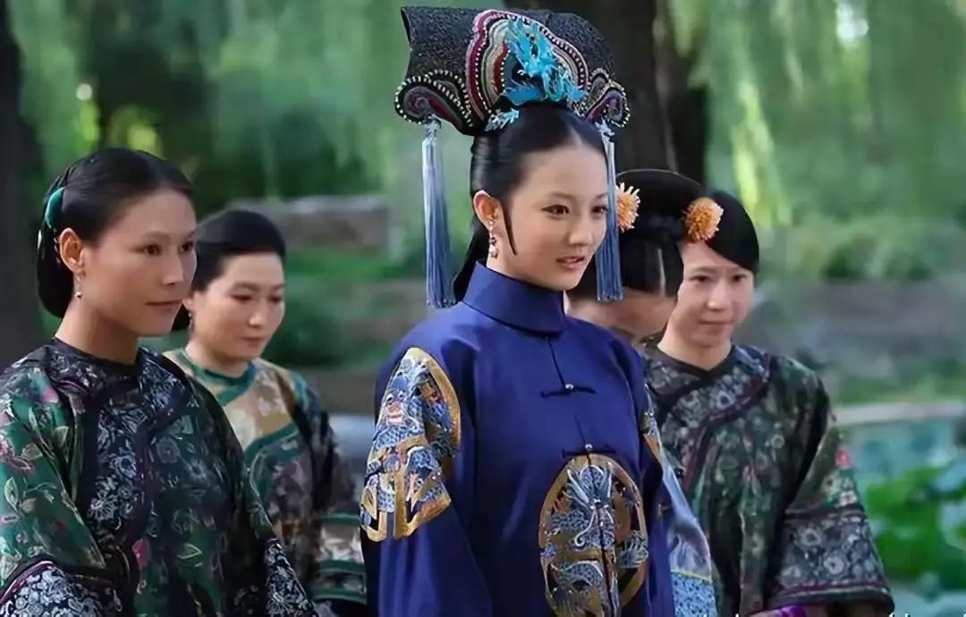 历史上乾隆皇帝到底爱不爱继后?我一直认为清高宗嫔妃里真让他动了一点真感情的是苏州籍的汉人妃子——陆氏庆贵妃。

 
乾隆十三年三月，孝贤皇后富察氏病逝于山东德州舟次。丧仪未毕，内务府就递上一份拟晋嫔妃名单，陆氏的名字排在贵人升嫔的首位。当时宫里私下议论，说皇后刚走就急着抬举人，未免太急了些。可乾隆没
