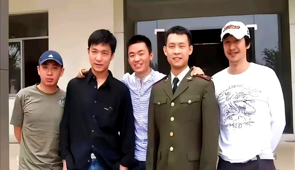 王宝强坐在了第二排，旁边是李晨和郑恺。

有人觉得这是欺负老实人，两百亿票房还在陪跑。加上前排沈腾回头没接住招呼，被截图说成了看人下菜。

其实这次他是揣着导演身份进场的。

他自己导的《八角笼中》拿了提名。按导演圈的资历排，坐这儿不冤。那种场子，谁不是被流程推着走。

草根杀进名利场，座位是排出来