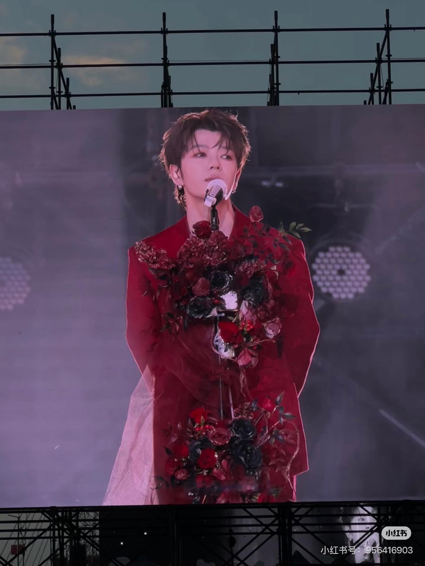 #王栎鑫[超话]#  💛#泸州银河左岸音乐节# 
大屏也太帅了！好爽好爽！

cr.🍠
#向全世界安利王栎鑫# ​