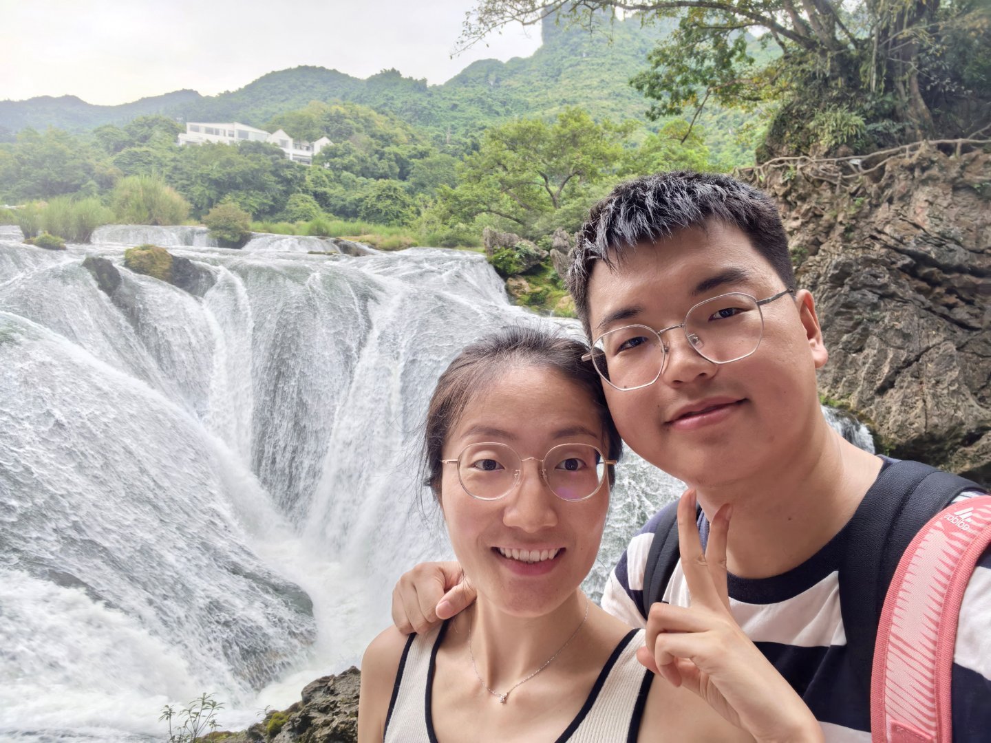 一天之内坐了一趟飞机两趟高铁暴走两万七千步，说好要犒劳自己结果因为堵车只吃上了高铁站门口的小摊摊。 ​
