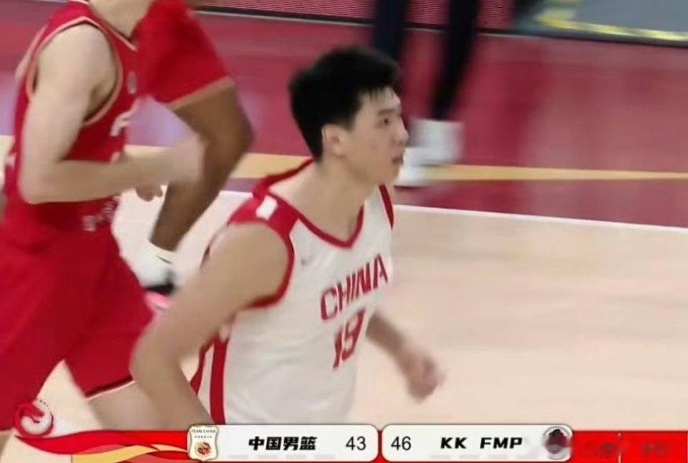 男篮全员磨合阵容，对阵塞尔维亚青年劲旅FMP，攻防两端积极调整状态...