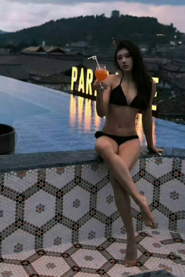 吴艳妮的泳装妆容真是让人眼前一亮，这运动员的身材看着就是不一样，大腿结...