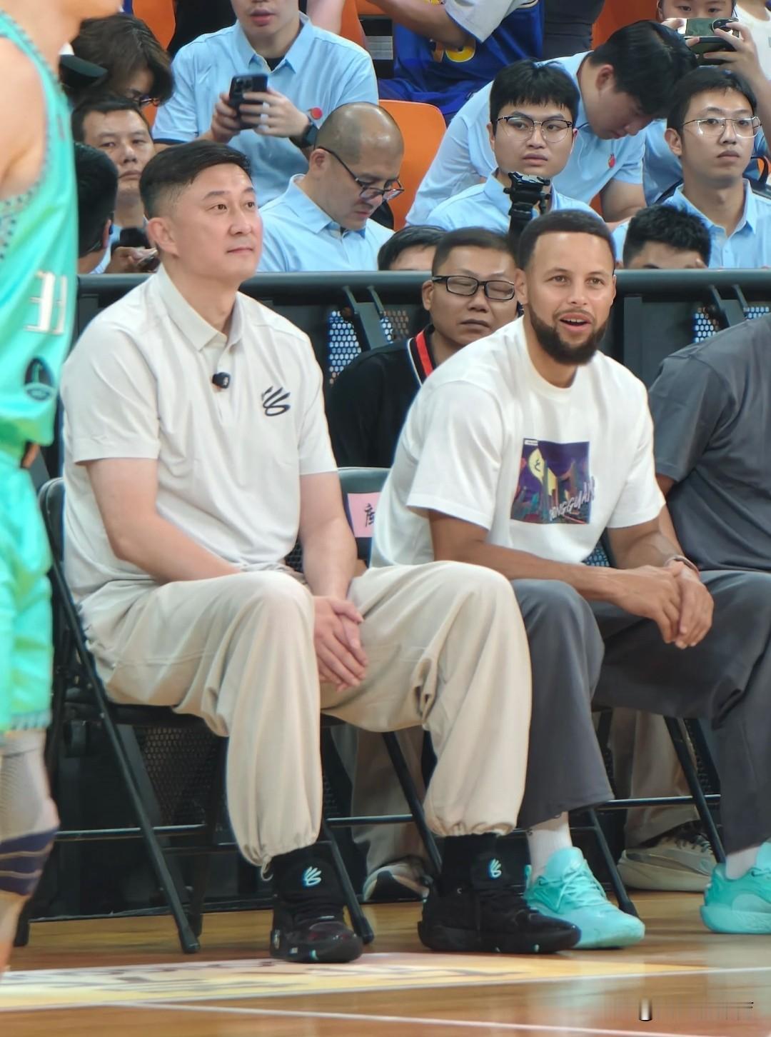 与杜锋同框，库里今晚现身东莞粤BA现场！

哈哈哈，库里一身李宁装备出现在粤BA球场，酷。

广东宏远 杜锋