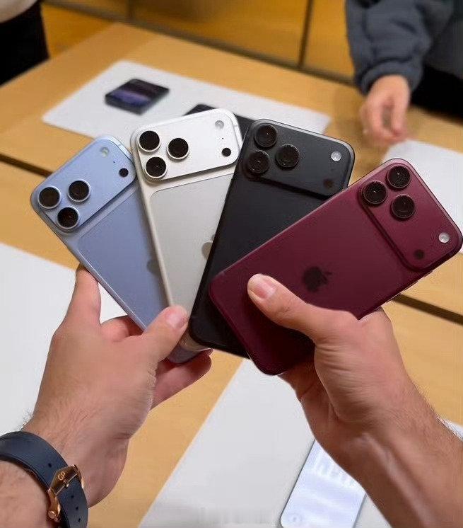 W38周，iPhone18Pro系列卖爆了，首周卖了130万，单周份额暴涨到31％，而且直接把大盘拉高了10％，真是无敌的爆发力，预计W39周依然第一[doge] ​
