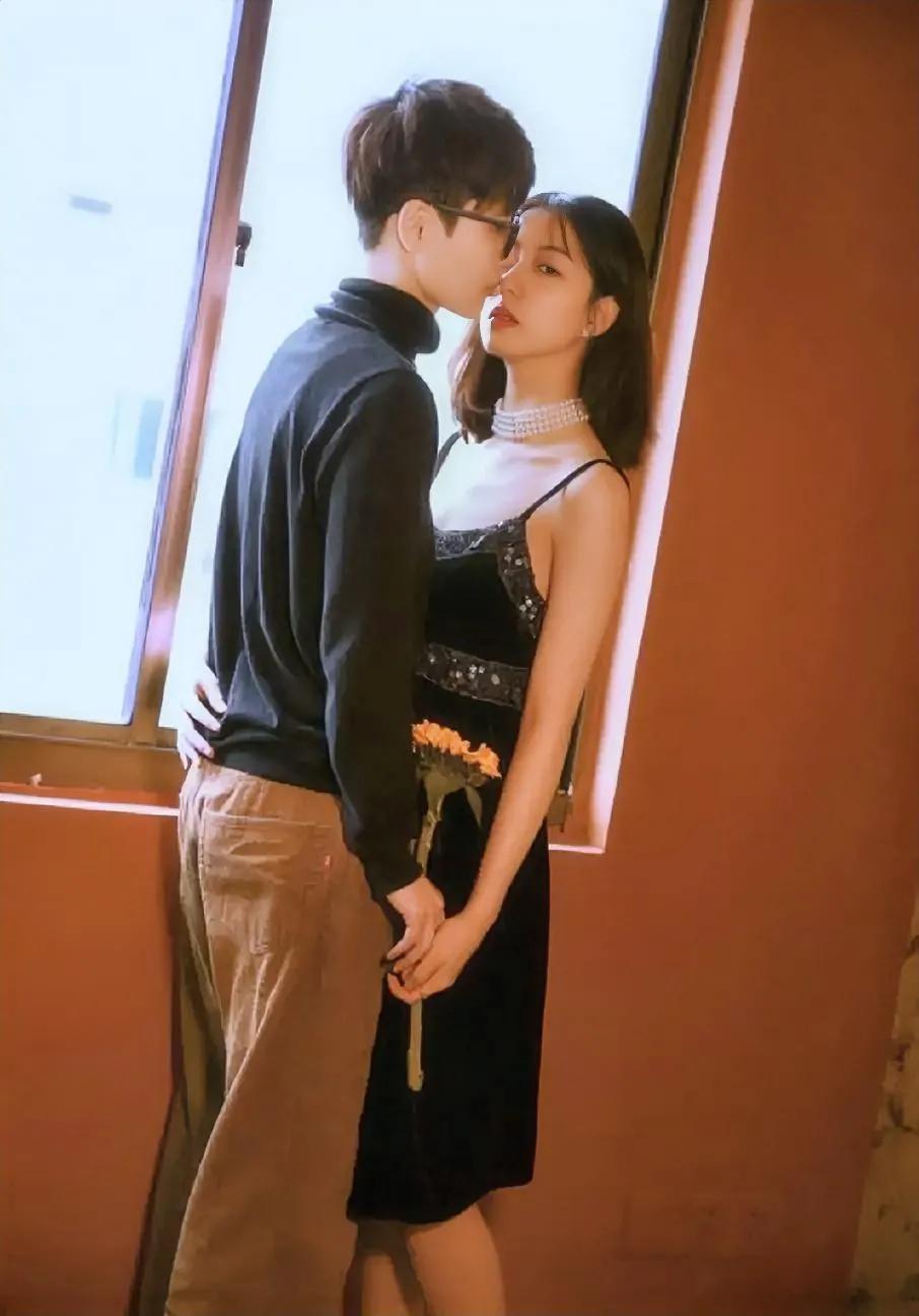 不管男人还是女人，都不要轻易偷尝禁果，因为你种下了什么样的因，总有一天，就会品尝什么样的果。这种刺激的感觉，慢慢就会形成习惯，时间久了就像吃饭睡觉一样，想忘忘不掉，想戒戒不了，想要彻底放下，结果却是越陷越深，最后东窗事发，留下一地鸡毛。但凡在婚姻外有过这种经历的人，没有谁能全身而 ​