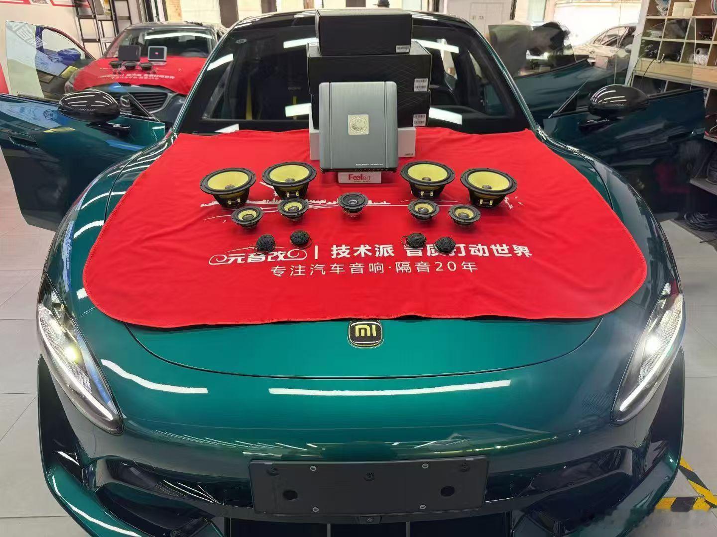 小米SU7 Ultra音响升级

Ultra的操控和外观都非常好，但原车音响真的有点让人emo。25个扬声器、1260W功率、7.1.4全景声，账面数据很能打，可听感完全没跟上——低音下潜不够、高音偶尔刺耳、整体像隔了层纱。尤其放点带劲的音乐，总觉得差口气。纠结了一阵还是决定升级。

这次升级的配置：

· 前声场 ​