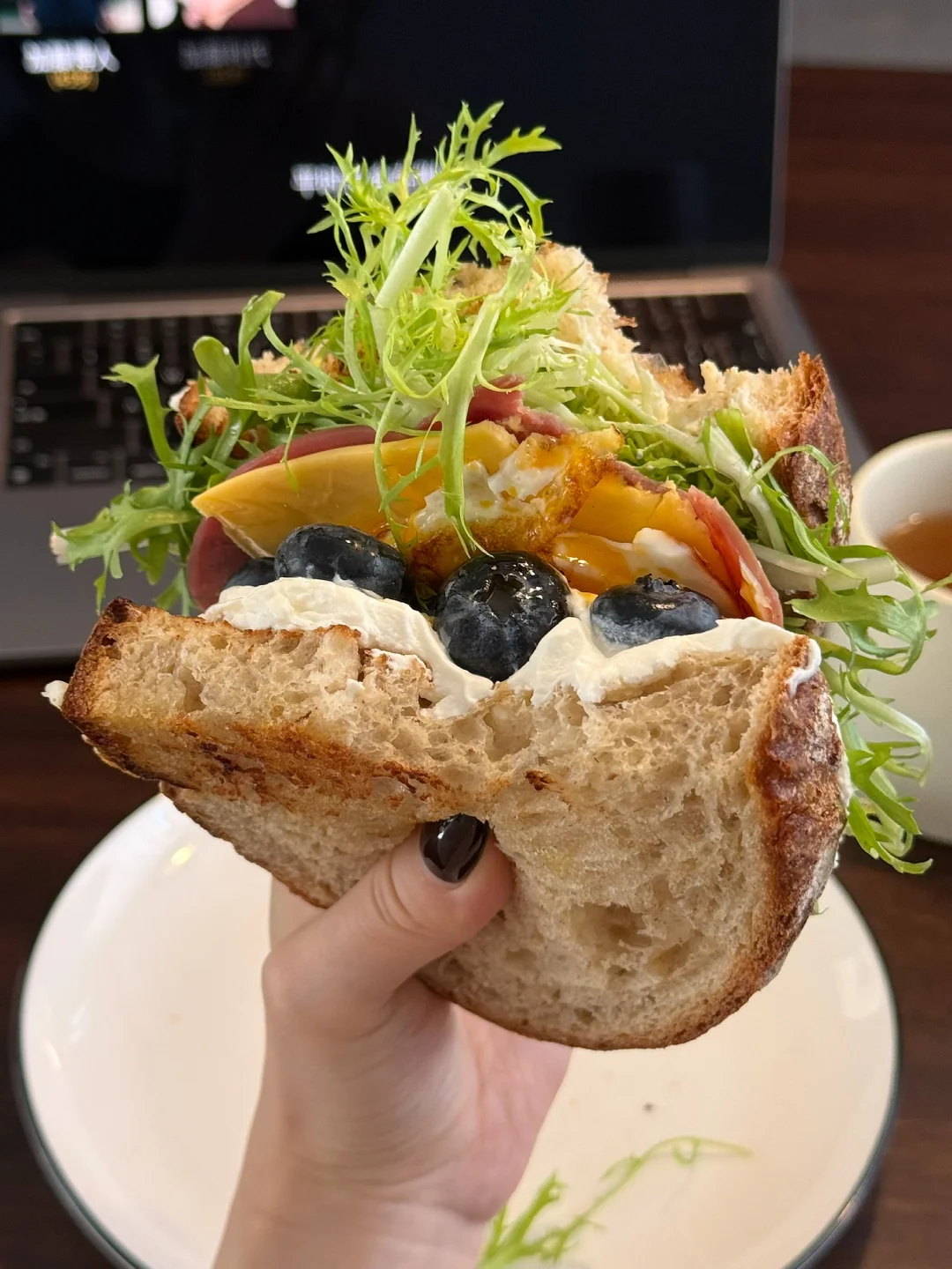 吃这一口眼睛和肚子都好饱哦🥪