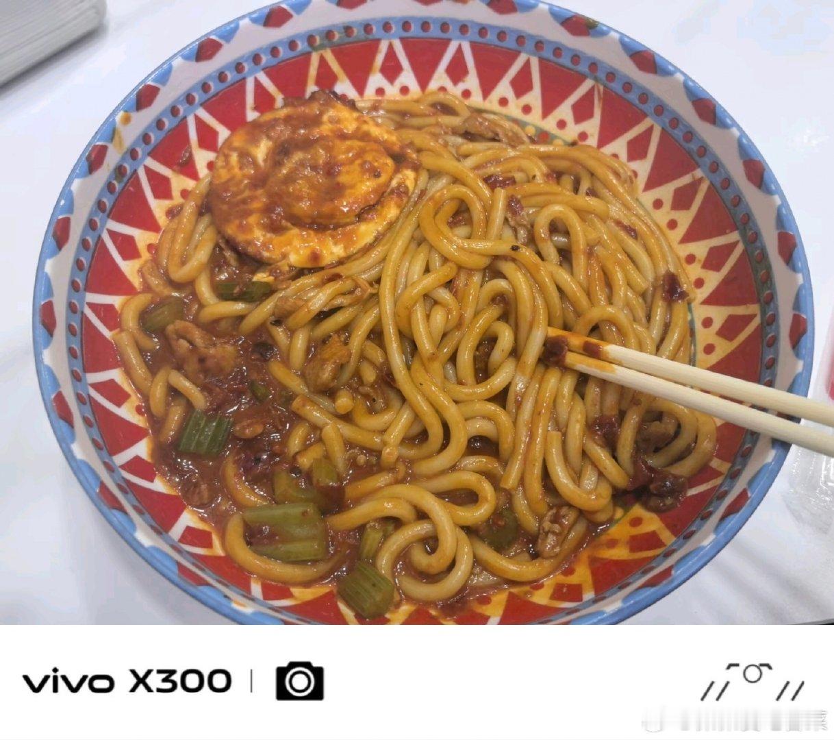 #vivo[超话]##vivo超话# 满满一碗香辣拌米粉，粗米粉吸饱浓郁酱汁，配上煎蛋和配菜，嗦起来太过瘾，热热闹闹一大碗，吃完整个人都舒坦。 ​