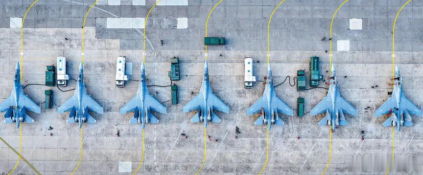 烈火雄风[超话] 秋日，空军航空兵某旅开展飞行训练。航空那些事儿致敬中国军人 ​​​