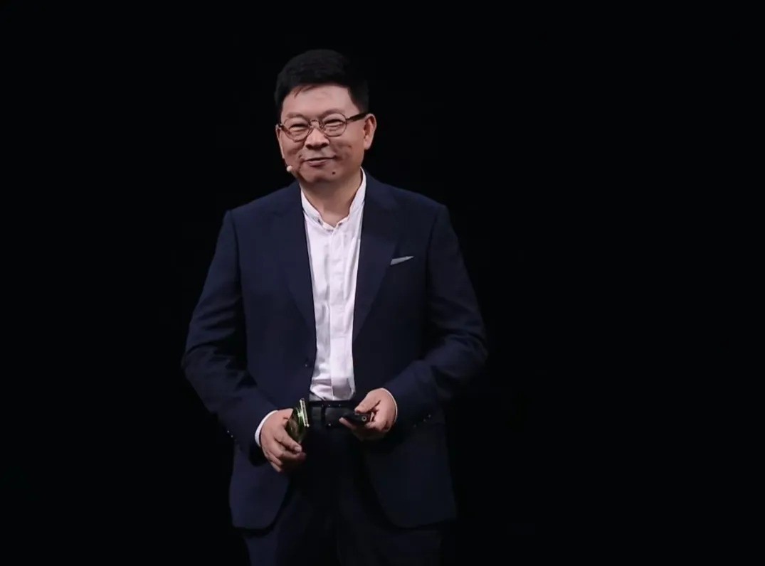 余承东在国际媒体圆桌把话砸给记者：“后续我们也不得不上调产品价格。一旦业务陷入亏损，经营将难以为继，企业首先要活下去！”

9月29日，华为常务董事、终端BG董事长余承东面对多家国际媒体。记者点出今年存储芯片涨价，华为定价却比别的头部品牌更克制，问短缺砸到哪了。他当场报账：存储元器件大涨，单台手机硬