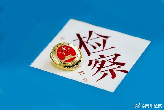 【#普法课堂# 】#微普法vlog#刑法超话
《刑法》：第三百八十三条对犯贪污罪的，根据情节轻重，分别依照下列规定处罚：
（一）个人贪污数额在十万元以上的，处十年以上有期徒刑或者无期徒刑，可以并处没收财产；情节特别严重的，处死刑，并处没收财产。
（二）个人贪污数额在五万元以上不满十 ​