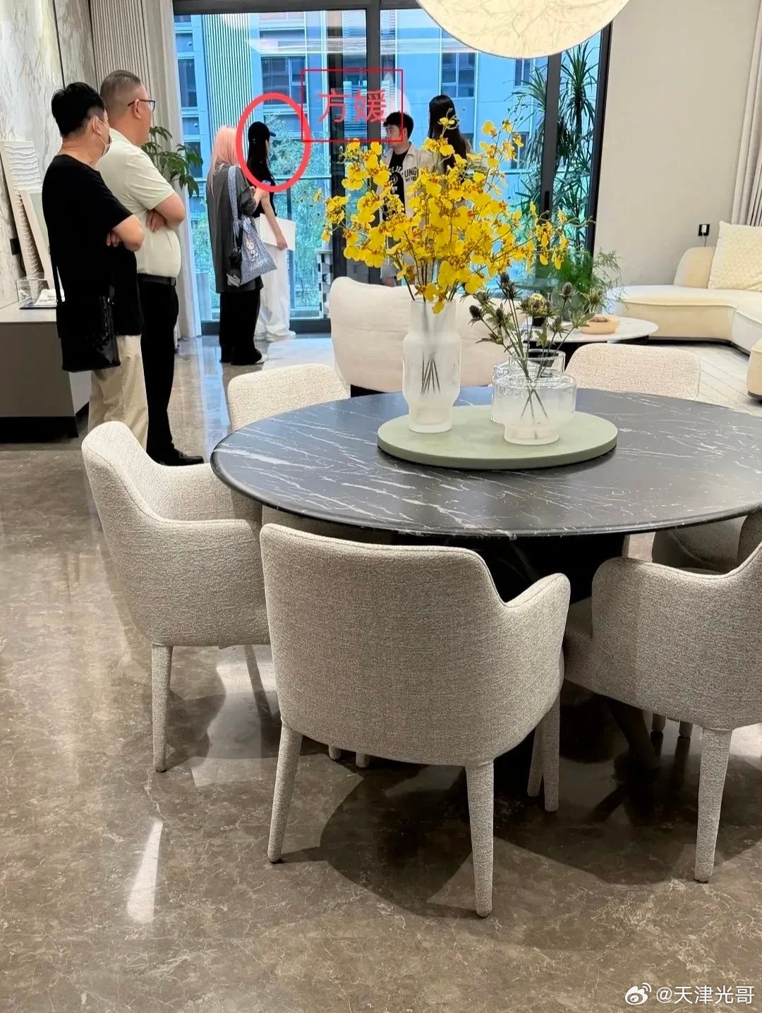#郭富城老婆方媛上海看房子##方媛上海看豪宅#有网友在上海偶遇天王嫂方媛，她在看房子！她本人还是蛮好看的，虽然个子不高，但是很有气质，不得不说，她嫁给郭富城是妥妥的跨越阶级了 ​
