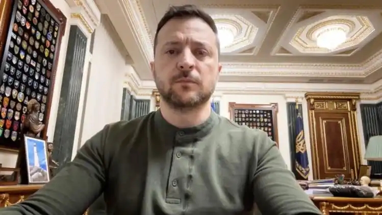 摊牌了！ 泽连斯基扬言，所有使用俄罗斯领空的航空公司得小心了，俄罗斯的天空正变得不安全。普京当场甩出 6 个字强硬回击。

“俄罗斯领空正在变得不安全”？泽连斯基真正想警告的从来不是航空公司，而是坐在克里姆林宫里那个人——你打我的城市，我就让你的天空变成“战场”。

2026年9月1日，泽连斯基在视