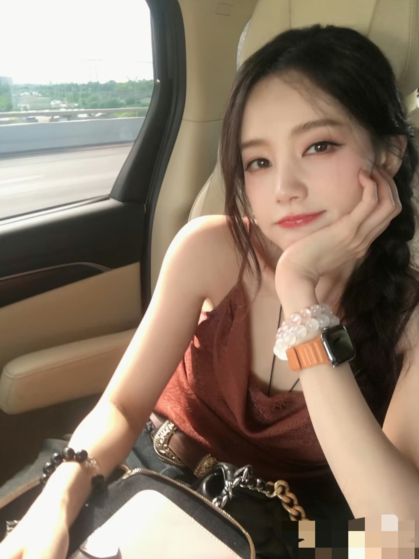 李一桐为什么没有爆火
不是因为她演技不好
也不是因为她人品不行，而是观众记不住她。

李一桐长相甜美，眉眼弯弯，肤白，腿长，身材好，性格人品都不错。这么多年参演了不少电视剧，比如现代剧《狂飙》，古装剧《天地剑心》，《书卷一梦》，可都是剧红人不红。

单看她的演技确实没问题，长相也没问题，仔细研究才发