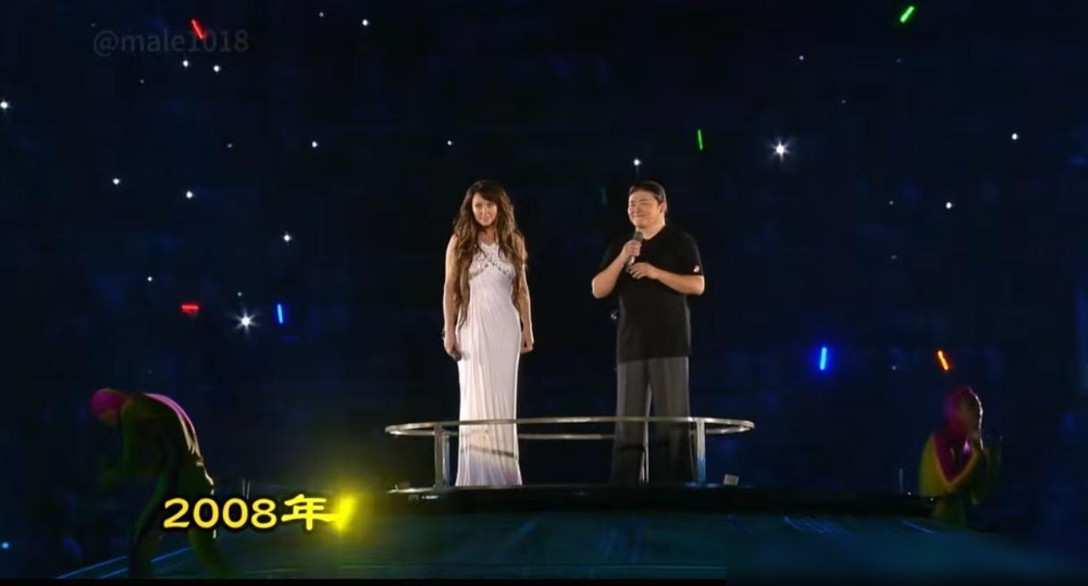 现在回头来看刘欢在2008年北京奥运会上的着装是一大败笔，因为那是一个世界上独一无二的大场合，刘欢却只是穿了一件普通T恤就开始表演了，有点太随意。

可现在刘欢走了，再翻出那段画面，我反而看得有点不一样。那年《我和你》一开口，全世界都在听，没几个人还记得他穿的是什么。真正留在人心里的，是那把厚实又干