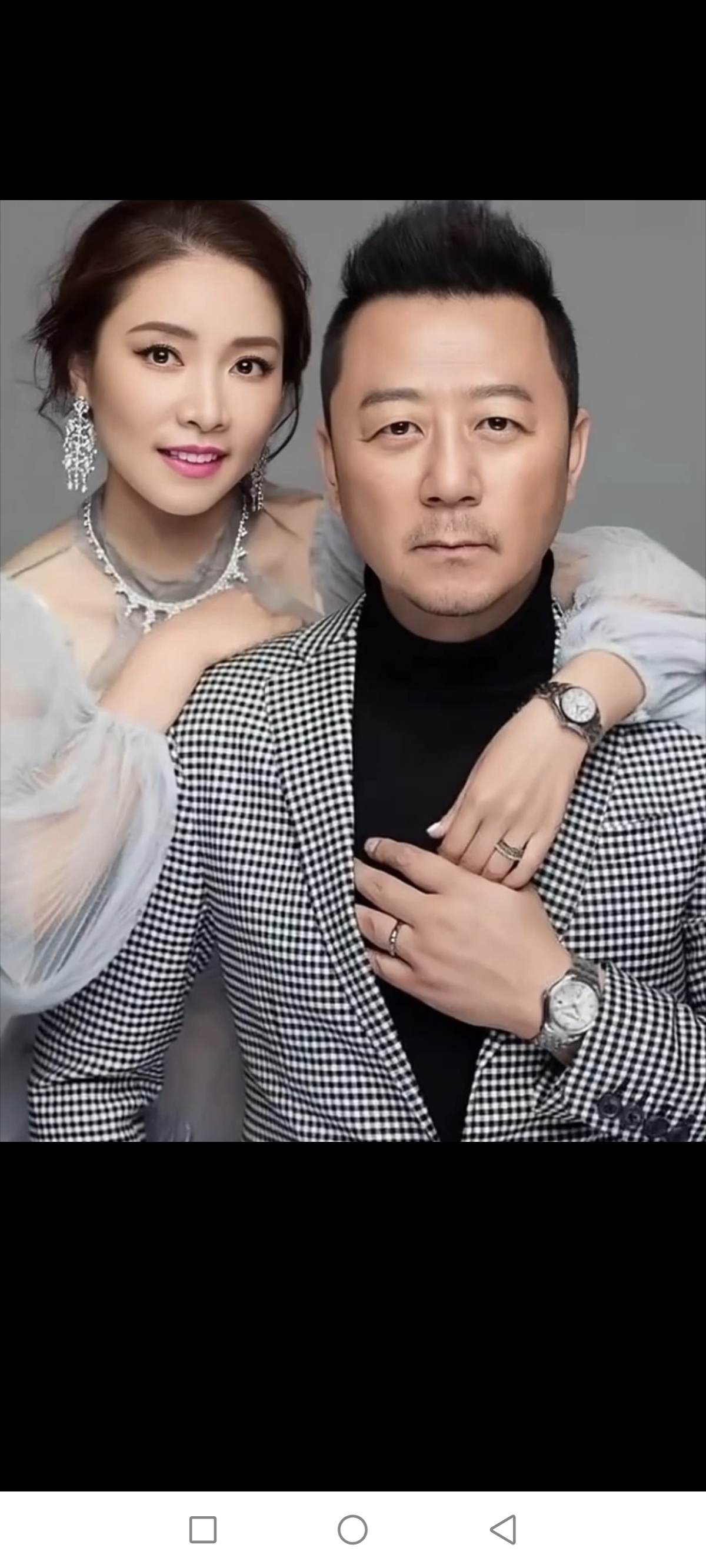 在娱乐圈最让人意外的明星夫妻郭涛的相貌平平，却娶了顶配高颜值的娇妻。………………………………………………
娱乐圈从不缺俊男靓女，但郭涛和李燃这对夫妻，至今仍是很多人心里最经典的颜值反差夫妻。 
提起郭涛，大家脑海里都是熟悉的模样。 一双小小的眼睛，五官朴实、长相普通， 放在帅哥云集的演艺圈里，完全算