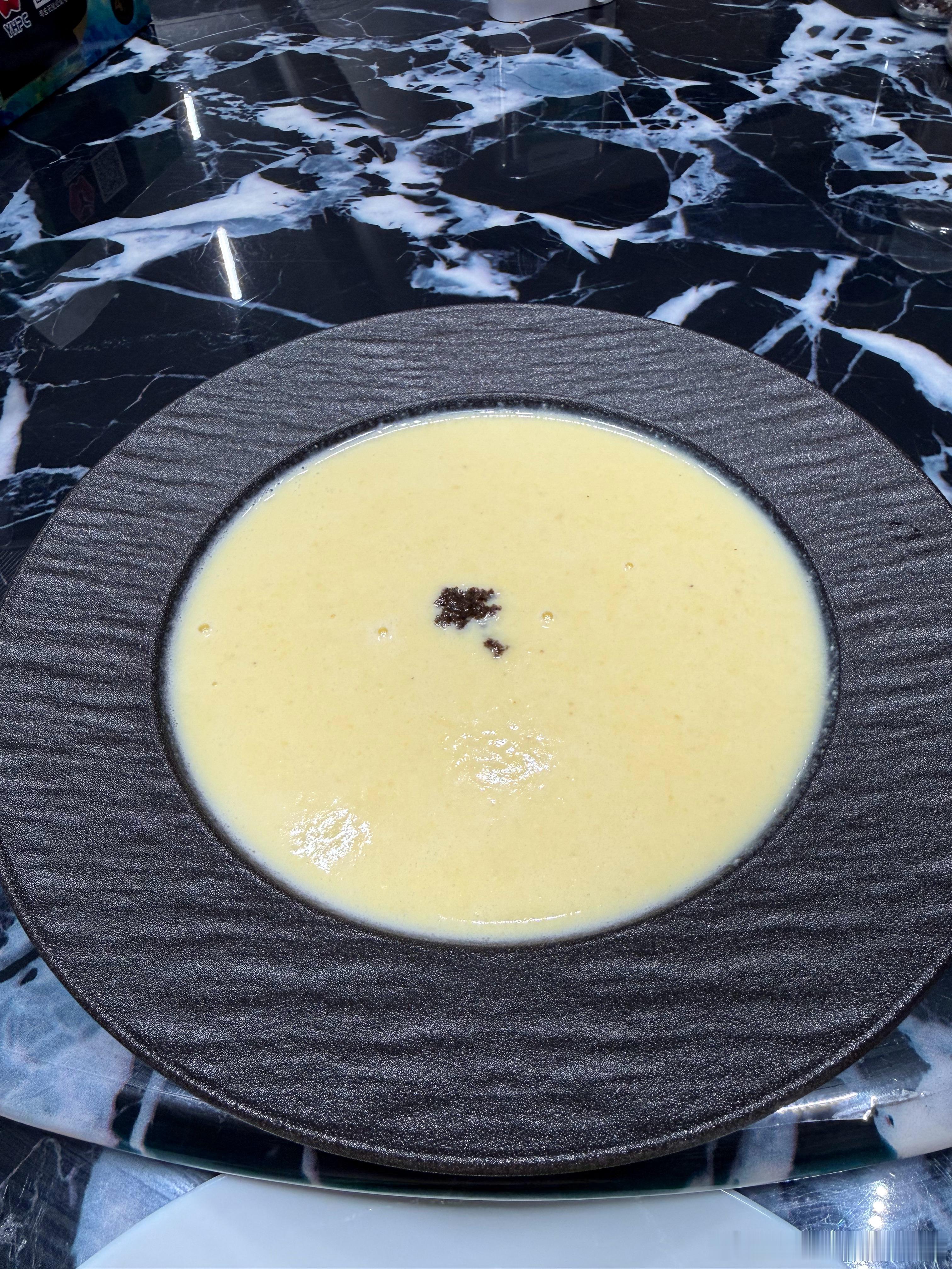 今晚继续糊弄晚餐，为了明晚的烤肉，哈哈哈，减脂何意味…回家，冰箱请出预制菜老角色，提前剥好的速冻玉米（可是新鲜自己剥的，健康最重要）附带剥玉米神器，10分钟6根搞定，把玉米丢进去豆浆机，打个鸡蛋，放点鸡粉，盐，胡椒，一晚纯净水，接下来只需要动动手指头，开机！接下来把解冻的鳕鱼排放进 ​