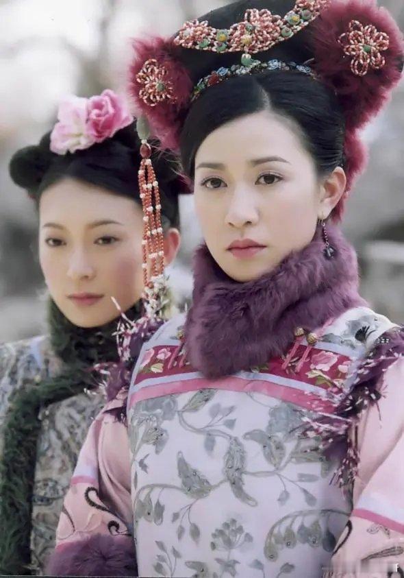 港剧古装《金枝欲孽》全2部 1080 国粤双语
主演：邓萃雯 / 黎姿 / 张可颐 / 佘诗曼 / 林保怡

再看金枝欲孽 12年前的电视剧 和死不了的甄嬛传励志求生终登顶不同 它描写的是人生的失败 是人性在挤压困斗时境的本能 无力抗争命运不公时的哀鸣 九死一生还去时独身一人的悲泣 种种无解深痛和顿悟语句之精 ​