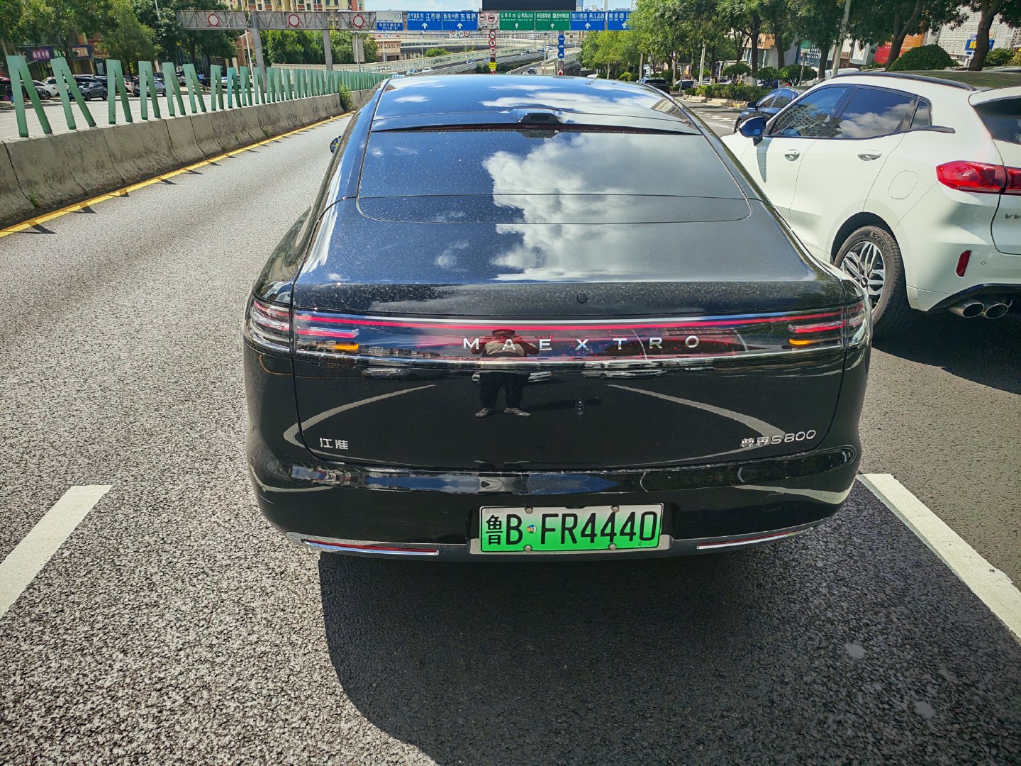 不在界后，现实版。

一个出租车从侧边加塞，前车急刹，尊界刹停了，后车没刹住[泪奔][泪奔] ​