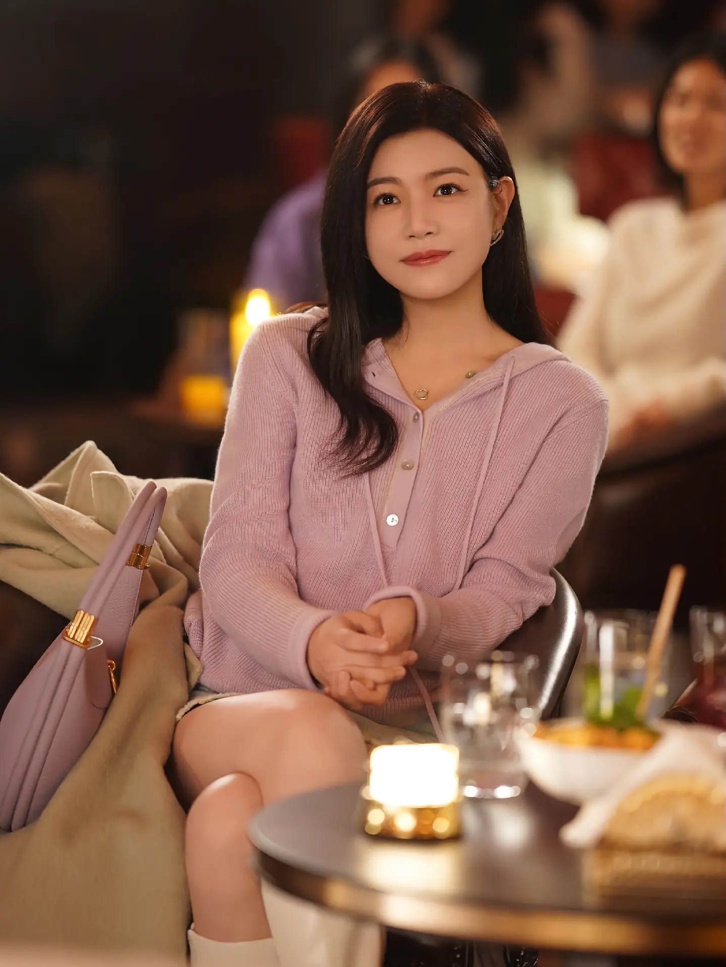 陈妍希自爆离婚后不想再婚，真相藏在日常的琐碎里！她坦言自己对家里东西的位置敏感得近乎苛刻，谁动了她马上放回原位，因为“家里不乱，脑子才能不乱”。

这种对秩序的执念，容不下第二个人。当年她和陈晓的“头纱吻”甜翻全网，可婚后浪漫一点点熄火。她遇事喜欢摆到桌面上说清楚，对方却内敛寡言，一个追着要答案，一