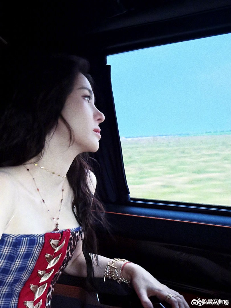 #张碧晨[超话]#  你的眼里是风景而我的眼里是你[嘻嘻]​