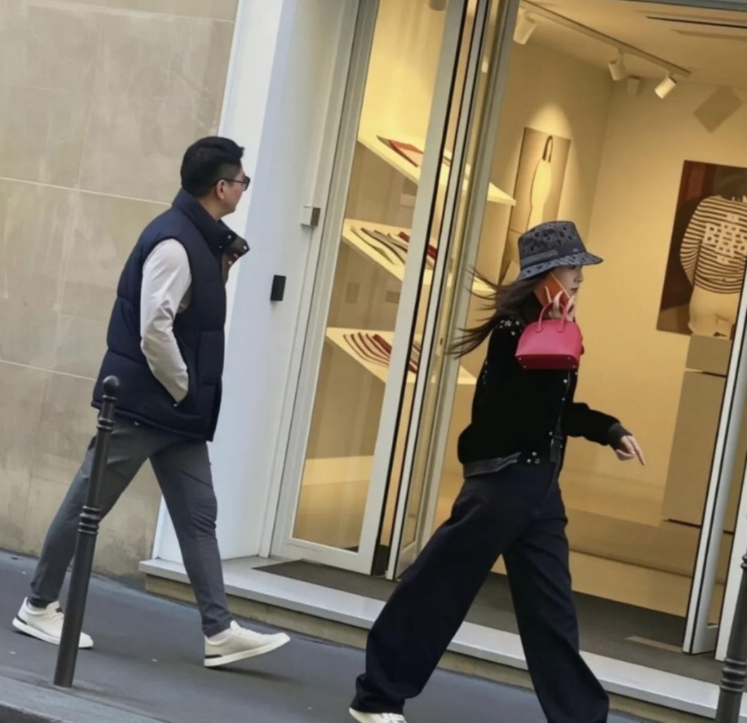 巴黎街头，刘强东跟在章泽天身后，墨镜休闲装，双手插兜，没保镖没助理。网友偶遇拍下这一幕，调侃他像“保镖”。
但仔细看，两人一前一后，全程没什么交流。章泽天打着电话走在前头，刘强东慢悠悠晃在后面。
跟“宠溺”不沾边，倒更像各走各的。
几张偶遇照，愣是被脑补成“千亿老总当跟班”。现实哪有那么多剧本，人家