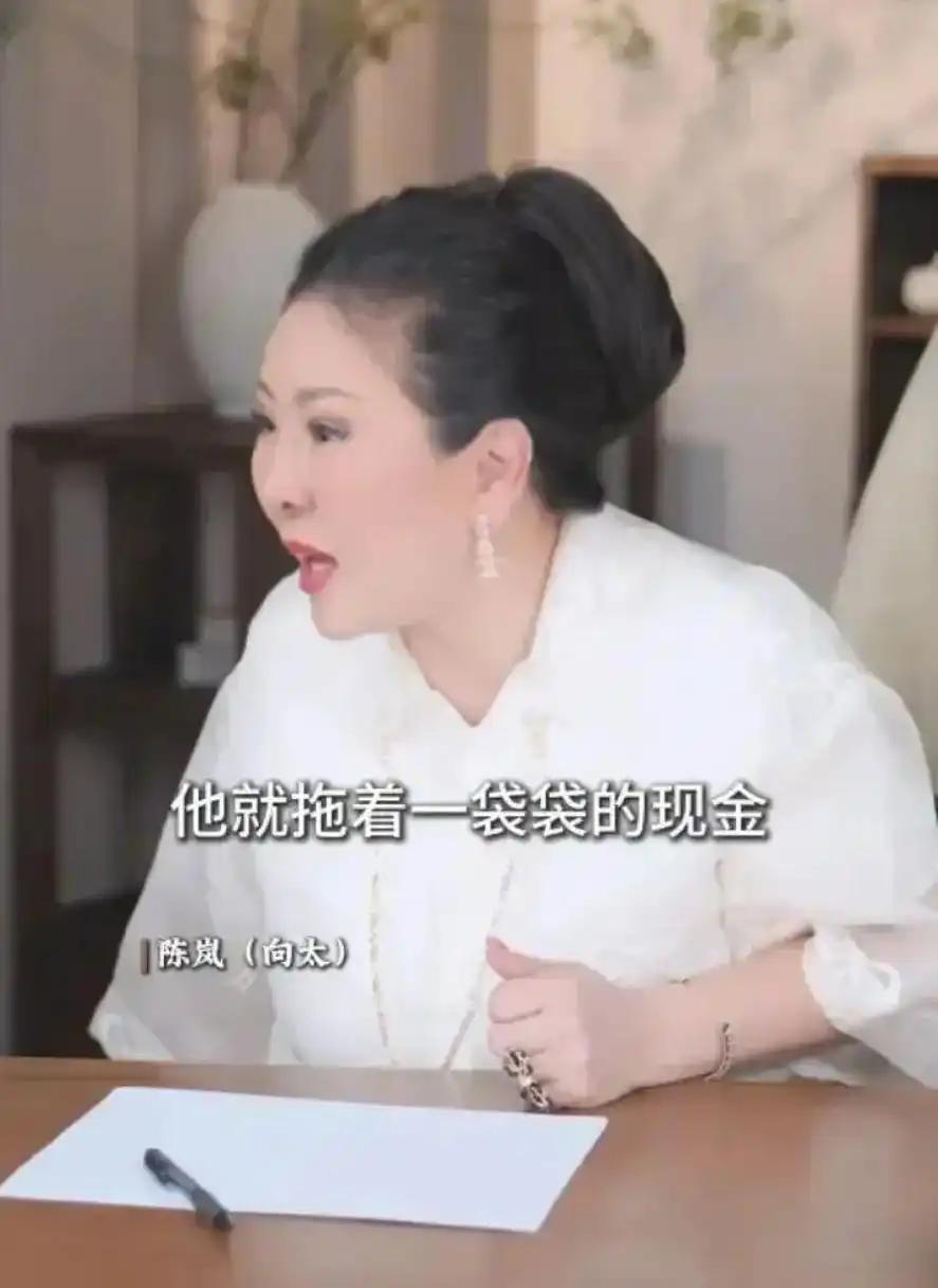 许家印被判之后，露面的状态看着格外憔悴。
 
满头白发，眉眼沧桑，整个人苍老得不像样子。
 
刷到照片，不少路人难免生出几分唏嘘，感叹人这一辈子起起落落，谁也说不准。
 
但向太陈岚在网上说起此事，态度很干脆，她说自己一点都同情不起来。
 
向太坦言，当年许家印风头最盛的时候，圈内圈外几乎所有人都看