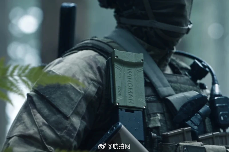 【可穿戴“无人机哨兵”问世：单兵最远6公里发现空中威胁】10 月 16 日消息，科技媒体 newatlas 昨日（10 月 15 日）发布博文，报道称丹麦国防企业 MyDefence 近日推出可穿戴无人机探测设备 Wingman Edge，可以让前线士兵具备对小型无人机的早期预警能力。
该设备通过被动接收无人机的控制、通信、Wi‑ ​