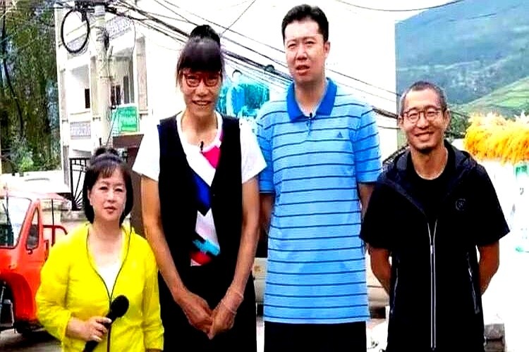 163厘米的鞠萍姐姐站进相框里，硬生生变成了微缩手办。

旁边那个穿蓝条纹短袖的男人是王治郅，2米14的篮球中锋。鞠萍站在他左边，仰着脖子才勉强够到肩膀。

但这还不是最绝的。往王治郅右边看，站着个神秘女人。这女人踩着平底鞋，头顶居然只比王治郅低了那么一两寸，身板挺直，气场愣是把旁边的大个子给撑住了