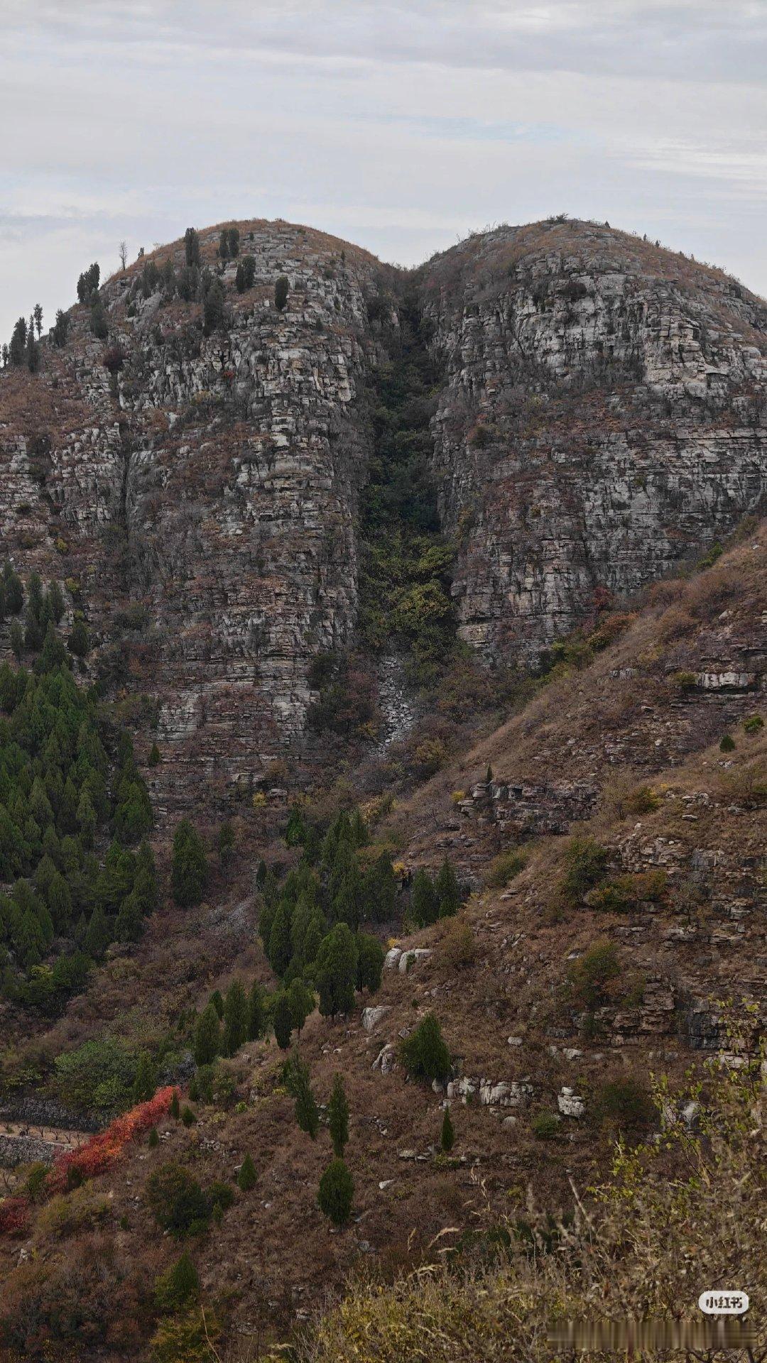 小红书上看到的，济南腚锤子山，民间地名就是这样直白而形象。由此联想到，《智取威虎山》里的夹皮沟大概原本叫夹屁沟，夹皮沟字面意思讲不通。 ​