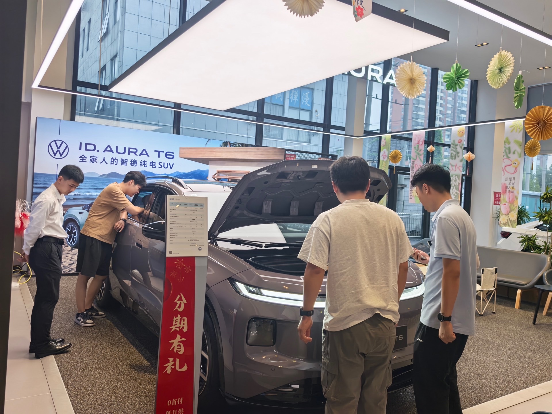 今天去店里看了刚刚上市的一汽-大众ID. AURA T6，说真的，本来只是随便逛逛，结果被这台车深深吸引了。站在普通家庭用户的角度，聊聊我的真实感受。

首先最让我震惊的就是价格。主销的660 Max激光雷达版，定价居然只要14.99万元。一台合资品牌4.8米级的纯电SUV，带192线激光雷达，算力