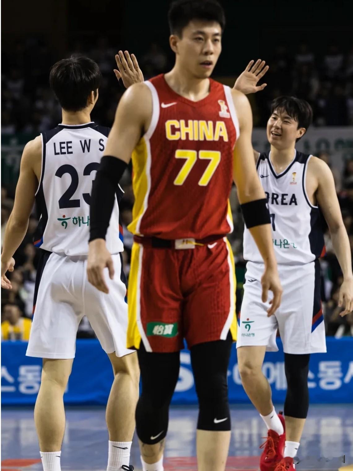 85-72险胜！韩国男篮绝地翻盘，中国男篮第5？世预赛惊天大洗牌！

同样是打比赛，日本123比70血洗卡塔尔，韩国85比72苦战沙特。这分差摆在一起，真的太扎心了。
日本队那边，八村塁一回来，比赛直接变成单方面碾压，这叫什么？这就是顶级硬解能力，防守阵型说撕开就撕开。反观韩国，靠着李贤重、吕俊熙几