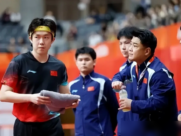 亚运会乒乓球男单决赛，林诗栋4比0横扫王楚钦，现场却安静得瘆人。
王楚钦每得一分，看台炸了锅地喊。林诗栋得分，稀稀拉拉几声，像怕得罪谁。日媒都看不下去，专门写文章说这光景异样。
林诗栋赛后原话：运气偏向了我，王楚钦是真的疲惫，还有伤病。没提看台一个字。
王楚钦更直接：这是我最后一届亚运会。打球