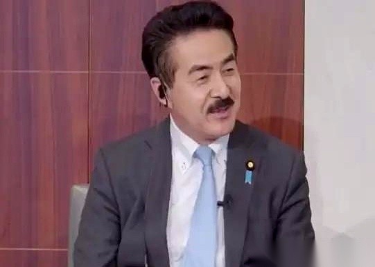 日本前防卫副大臣佐藤公开宣称，当年如果没有美俄两家，中国早就被日本灭亡了，因此中国该对日本心存敬畏。
而在1941年太平洋战争爆发前的整整十年孤军奋战期里，美国不但没有出手相救，反而把日本战争机器运转所需的90.8%的石油全包了。
超过3500万的军民伤亡以及南京大屠杀、731部队造就的万人坑依然是