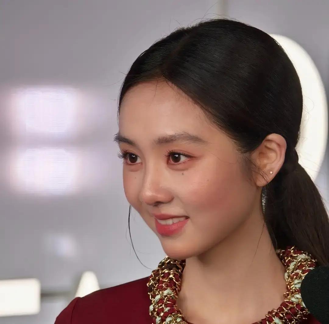 黄多多这次走红毯的状态，算是彻底打破了大家对她小时候的“乖女”滤镜。
镜头扫过去的时候，她整个人绷得死紧，下巴微抬，眼神里全是冷淡，甚至透着一股“平等蔑视所有人”的架势。
好多人看完直接愣住：这还是当年节目里那个懂事听话的大姐姐吗？
有人吐槽她走秀台步生硬，整个人显得稚嫩又刻意，像偷穿了大人高