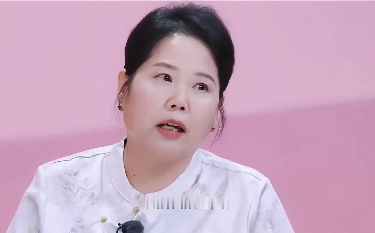 这到底啥脑回路啊，我真没见过这么扭曲的。张家齐的工资卡在妈妈那里，队里发的工资和她奖金都是妈妈拿着。相当于她把女儿给国家养了，她没有付出养育孩子的艰辛，孩子反过来又把她养了
我一搜，果然这妈妈是常年家庭主妇，基本没参加过社会劳动，脑子就是一团浆糊 ​