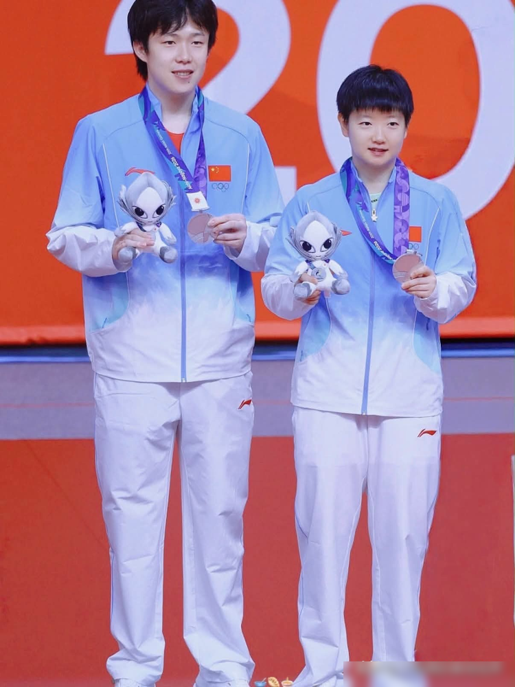 9月24日名古屋，国乒男团2比3输给日本，亚运会史上头一回。九连冠没了，全队就王楚钦一个能扛的，剩下全是生瓜蛋子。
第一盘王楚钦逆转松岛辉空，第四盘被张本智和3比0剃头。决胜盘温瑞博1比3跪了，直接送走。王楚钦自己也认：能力还有差距。
这届他一人兼三项，男团、混双、男单全拿银牌。赛后说累，说从世