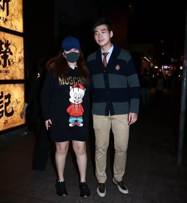 窦骁又没出现在何超莲中秋家宴的照片里，这已经是今年至少第三次了。三月范思哲酒店开业，二房、四房还有霍家都到了，他没露面；五月何超莲三十五岁生日，亲友齐聚，他因《主角》首映档期冲突缺席；没过几天何超蕸追思会，何家成员几乎到齐，他正在西安跑宣传。结婚那阵，“高攀”是被说得最多的一个词，如今大家盯的却是他