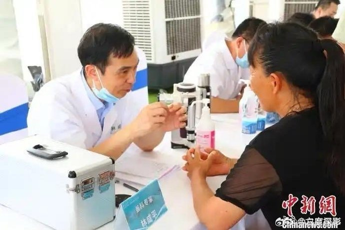 深入偏远乡村走访独居、高龄老人，细致问诊查体，摸清身体状况与慢病需求。 ​​​
