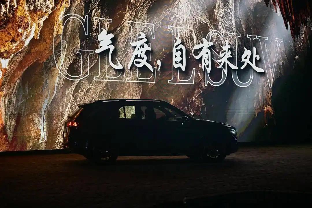 超联屏+Momenta 国产奔驰长轴距GLE上市#国产奔驰长轴距GLE上市#9月16日，北京奔驰旗下的中大型SUV——国产奔驰长轴距GLE正式上市，共推出5款车型，售价区间为59.98-76.78万元。新车延续了进口版的外观造型，轴距相比加长了120mm，座舱内还配有三个12.3英寸高清显示屏组成的超联屏，并搭载2.0T和3.0T动 ​