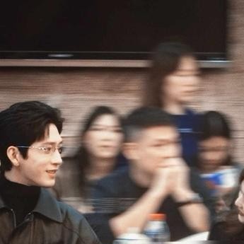 圈里多少年轻演员巴不得靠一部爆款剧吃三年CP红利，偏偏孙千演完尚之桃，转头就忙着把角色拆得干干净净。
大结局那天她发的那段话，看得人心里直发酸。她说自己演了整整十年戏，从没敢想过这种好运真能砸到自己头上。
摸爬滚打熬过来的人，面对突如其来的泼天富贵，姿态反而放得极低。
剧在国内平台播完，海外平