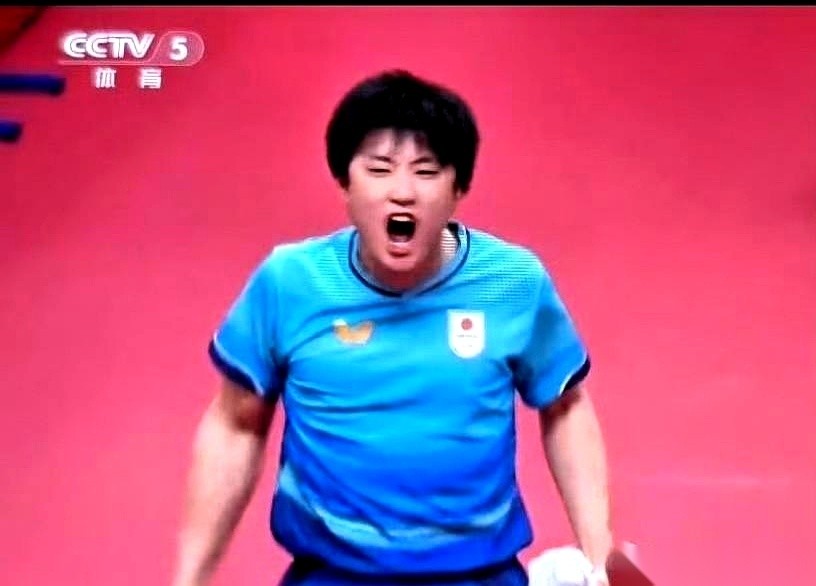 中国男篮和国乒接连负于日本队。
在场上把咱们死死咬住的张本智和跟川岛悠翔，恰恰源自纯正的中国血缘。
源源不断的欧美混血大军正通过一条产业链的模式彻底运转开来。
平时大家看比赛总觉得咱们的底子厚，怎么转眼间优势项目的地位就突然松动了？
其实扒开看看对面的路数，一点都不冤。
日本队常年把咱们当成最大的假