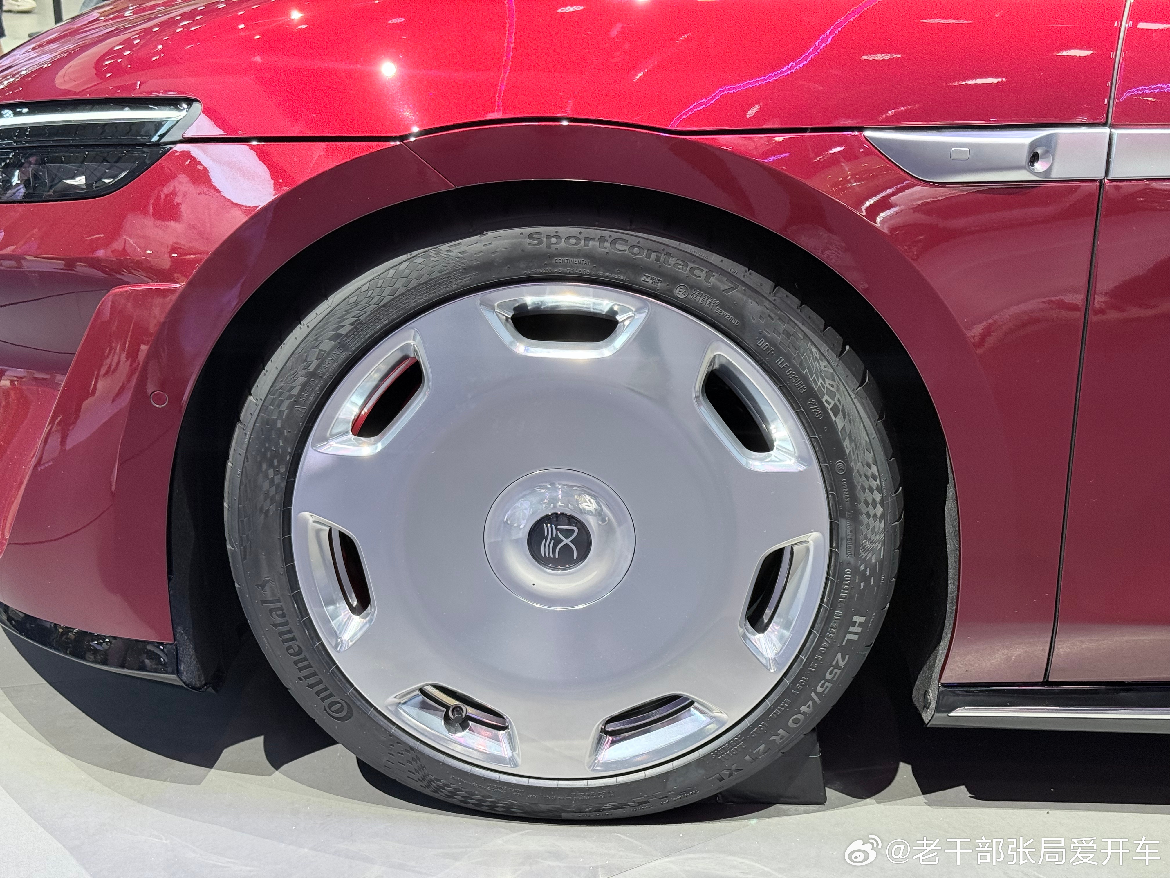【实拍大汉EV，预售24.99万起定位D级旗舰轿车】

成都车展期间，比亚迪王朝网旗舰轿车--大汉EV发布预售价，共推出三个款型（1008KM后驱尊享型、1008KM后驱旗舰型、880KM四驱旗舰型），预售价24.99万-29.99万元。

大汉的最大特征即体现在“大”，长5256mm、轴距3130mm，且2.41米长的前脸一体式贯穿日行 ​