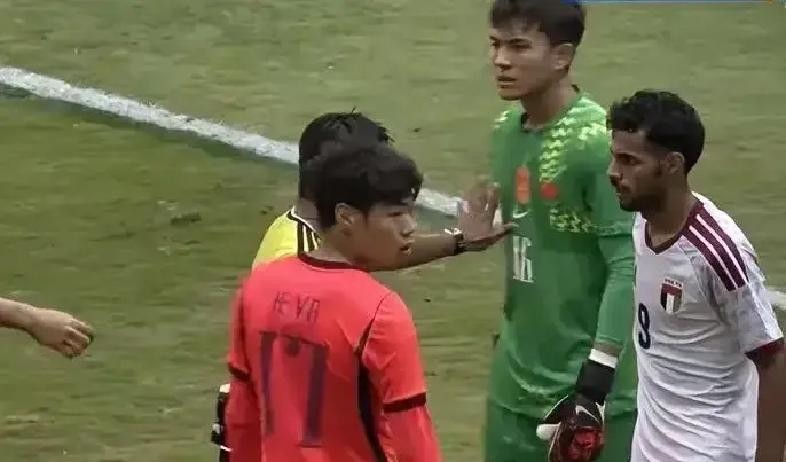 打平就出线这次真没翻车！U23国足0-0阿联酋抢下死亡之组头名，门将李昊第79分钟神扑死角救主，八强战泰国9月26日打响。
第79分钟，阿联酋角球开向后点，皮球划出一道下坠弧线直奔死角。李昊身体几乎在同一瞬间弹了出去，指尖把球捅出横梁。落地后他爬起来拍了两下草皮，面无表情。
整场比赛他做了5次这样的