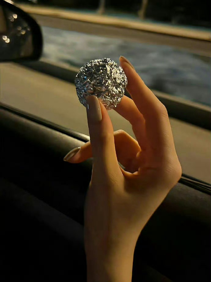 爱一个人，是一件简单的事。就好像用杯子装满一杯水，清清凉凉地喝下去。你的身体需要它，感觉自己健康和愉悦。所以愿意日日夜夜重复。——安妮宝贝 ​​​