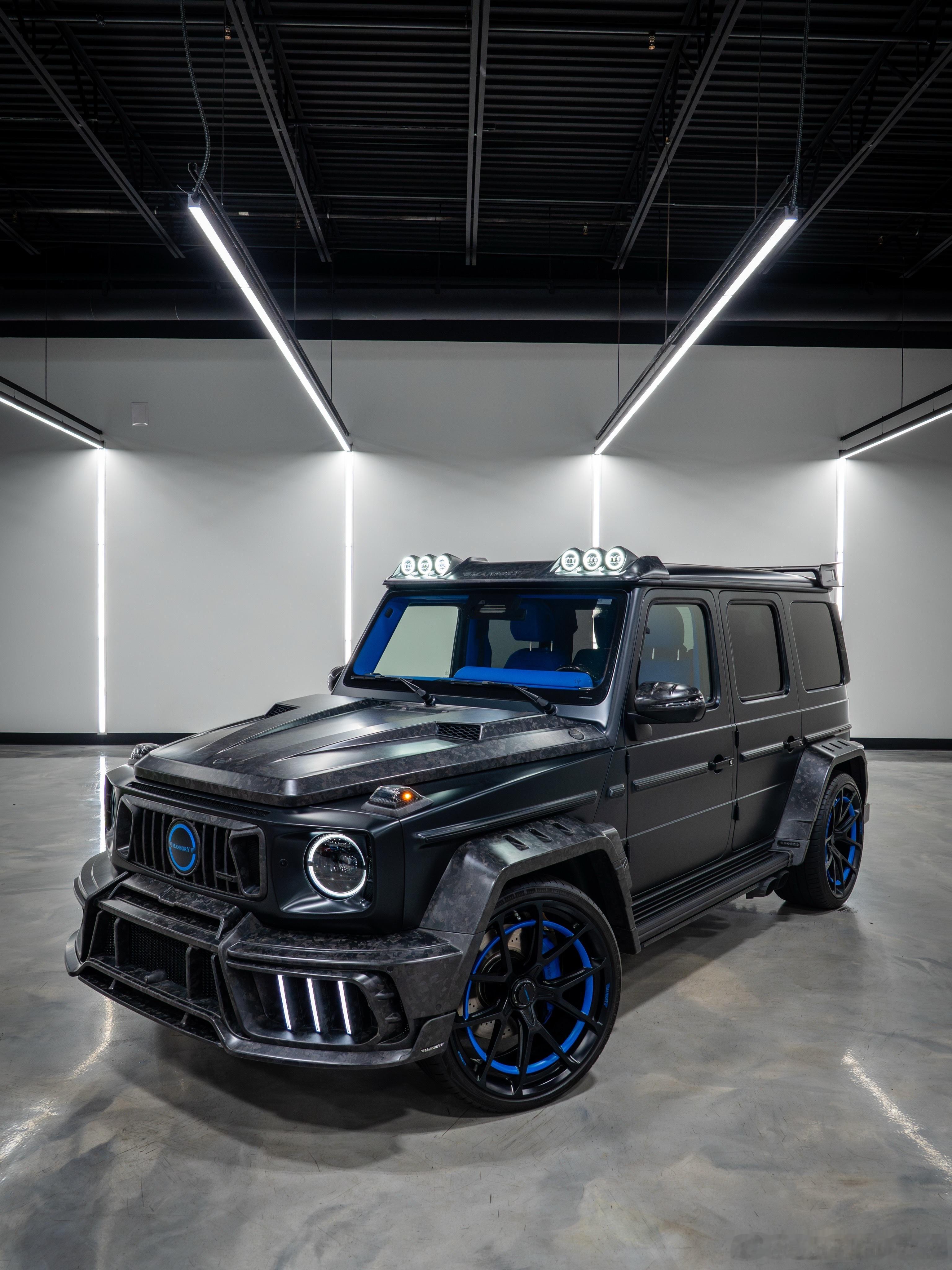 2025 梅赛德斯-奔驰 AMG G 63 

Mansory Gronos Entree 850（1 of 1）

♠️ MANUFAKTUR 夜色黑哑光漆

🦕 定制 Blu Amon 蓝内饰

#奔驰g级amg##汽车改装##car时尚#  ​