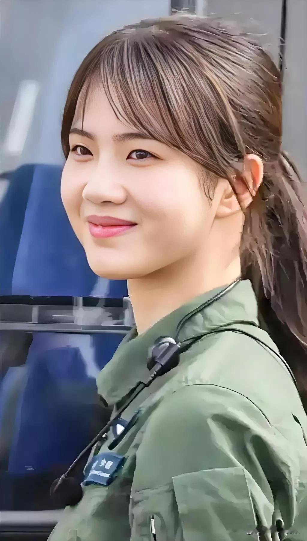 元气少女空乘微笑，元气满满的一天！翠羽轻摇，笑语盈盈。