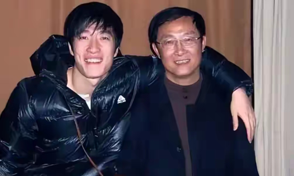 真的很难得，普通司机出身的刘翔父亲，活成了全网最通透的长辈。刘学根年轻时有过下乡劳作的经历，返城后一直在自来水公司做司机，一辈子踏实本分、生活朴素。吃过生活苦的人，往往更懂尊重子女的人生，他从不会用世俗标准捆绑孩子。刘翔退役后和妻子选择丁克，身边不少亲戚长辈轮番劝说，催着两人传宗接代，唯独刘学根全程