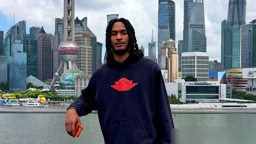 马刺更衣室没炸，炸的是工资帽。文班亚马签了5年2.52亿，福克斯4年2.29亿，卡斯尔4年4100万的新秀合同还剩两年。卡斯尔最早2027年夏天才能谈续约，按他这成长曲线，张口就是顶薪。
到时候文班+福克斯+卡斯尔三个人吃掉1.5亿起步，马刺现在签人只敢给短约，中产都抠着花。外界传卡斯尔要逼宫，逻
