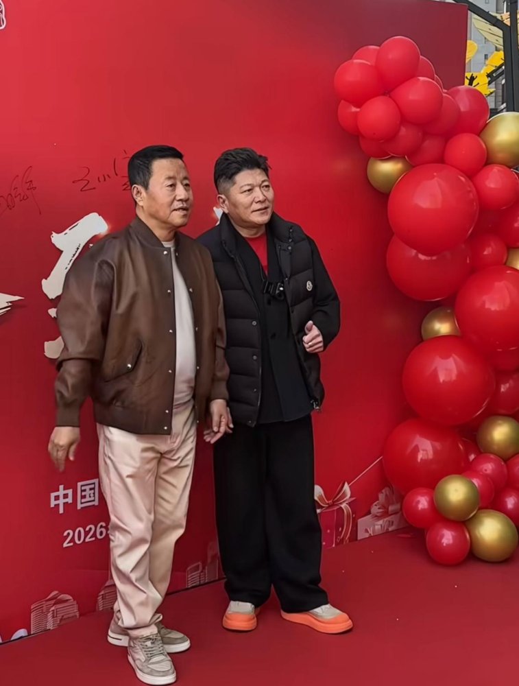 “不好吃，别来。”历小峰开面馆，师兄弟站台，喊的却是反话。
赵本山第29号弟子，演了十几年“王技术员”，现在沈阳抻面。圈里人到的不少，录视频的，现场逗闷子的，挺热闹。
可热闹底下是凉。他直播说过，前妻葛珊珊现在比他火，收入也上去了，有人问复婚，他回俩字：不配。
戏少了，活儿稀了，二人转那口饭不